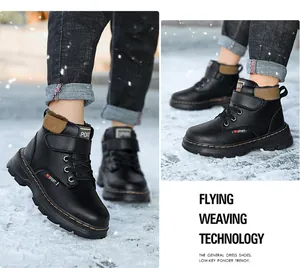 Vue latérale de bottes Martin noires pour garçons avec doublure polaire et étiquette sport