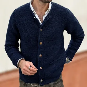Primo piano di cardigan da uomo blu navy in maglia testurizzata con bottoni in legno.