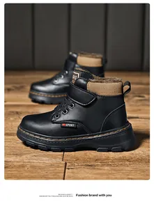 Gros plan de bottines imperméables pour garçons avec doublure chaude et semelle robuste.