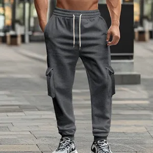 Detailansicht der dunkelgrauen Cargo-Jogginghose für Herren mit Seitentaschen