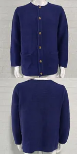 Vista dettagliata fronte e retro di un cardigan in maglia blu scuro testurizzato
