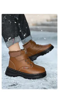 Détail de bottes Martin marron imperméables pour garçons avec doublure en fourrure