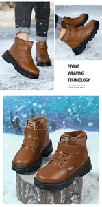 Vue détaillée des bottes Martin marron pour enfants, doublées de fourrure, dans la neige