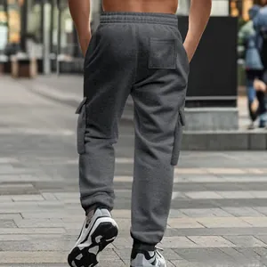 Rückansicht der grauen, fleecegefütterten Herren-Cargohose mit mehreren Taschen und Bündchen