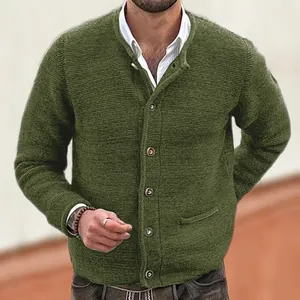 Vista dettagliata del cardigan da uomo in maglia verde oliva slim fit con bottoni