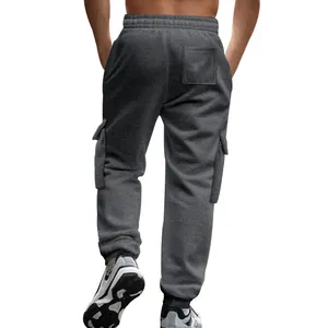 Rückansicht der dunkelgrauen Fleece Cargo Jogginghose für Herren mit Seitentaschen