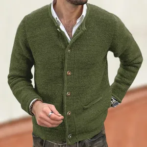 Vista dettagliata di un cardigan da uomo in maglia verde oliva con una vestibilità slim chic