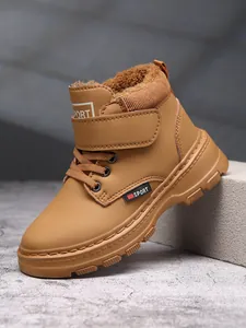 Vue latérale de bottes Martin marron pour garçons avec doublure en peluche chaude