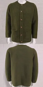 Vista dettagliata fronte e retro di un cardigan da uomo verde oliva in maglia a nido.