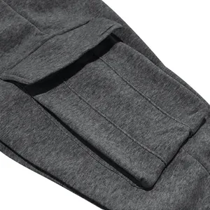Detailansicht einer dunkelgrauen Cargo-Tasche mit Klappe und Fleece-Stoffstruktur.