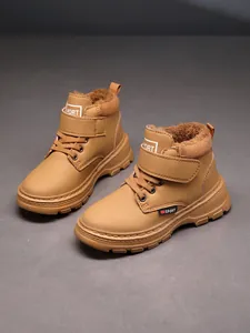 Gros plan sur des bottines d'hiver chaudes pour garçons avec une doublure en fausse fourrure