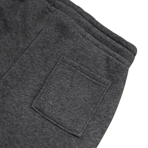 Detailansicht der Gesäßtasche und des elastischen Rippbündchens an der dunkelgrauen Fleecehose