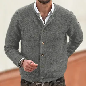 Vista dettagliata del cardigan da uomo grigio slim fit con bottoni e tasche