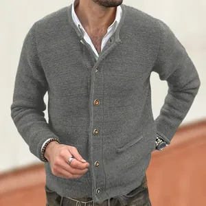 Vista dettagliata di un cardigan in maglia grigia slim-fit da uomo con trama testurizzata