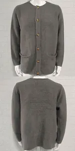 Viste dettagliate fronte e retro di un cardigan da uomo in maglia grigia con bottoni