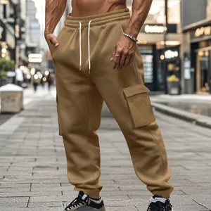 Detailansicht khakifarbener gefütterter Cargo-Jogginghose mit Seitentaschen am Modell