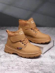 Vue détaillée des bottines d'hiver beiges pour garçons avec doublure polaire et semelle.