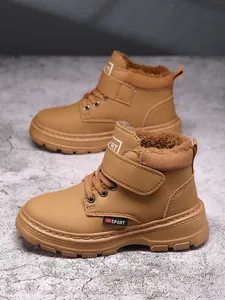 Vue détaillée des bottes Martin d'hiver marron pour garçons avec doublure en polaire