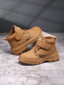 Détail de bottines d'hiver imperméables pour garçons avec doublure en peluche