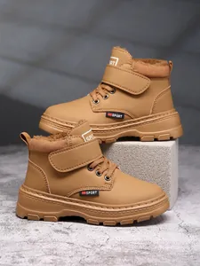 Vue détaillée de bottines Martin imperméables fourrées marron pour garçons, semelle antidérapante