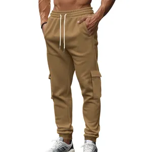 Detailansicht der khakifarbenen Cargo-Jogginghose für Herren mit Taschen und Kordelzug.