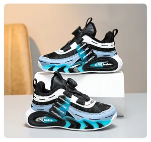 Detailaufnahme blauer und schwarzer Kindersportschuhe mit Drehverschluss-Schnürsystem