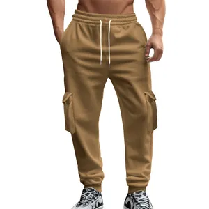 Detailansicht der khakifarbenen gefütterten Cargo-Jogginghose für Herren mit mehreren Taschen