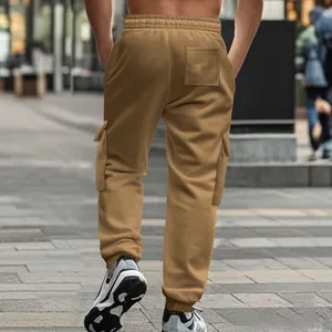 Rückansicht der khakifarbenen Herren Cargo-Jogginghose mit Fleece-Innenfutter
