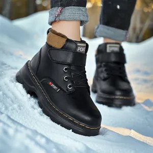 Bottes Martin imperméables et fourrées pour garçons présentées dans un paysage de neige