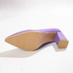 Détail d'escarpin en cuir verni violet avec talon bloc et semelle antidérapante