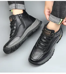 Vue détaillée de bottes d'hiver en cuir noir pour hommes avec fermeture éclair et semelle