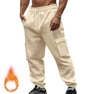 Herren Winter Cargo-Jogginghose mit Fleecefutter, Mehrere Taschen und Kordelzug in Beige.