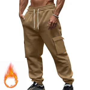 Gefütterte Herren-Cargohose in Khaki mit Kordelzug am Bund und großen praktischen Taschen