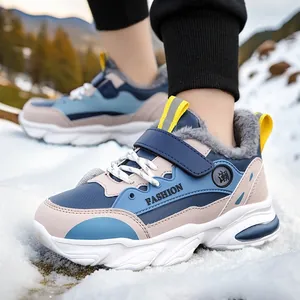 Warme gefütterte Winter-Sneaker für Jungen mit rutschfester dicker Sohle im Schnee