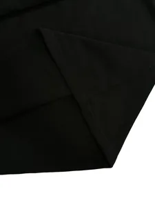 Detailopname van zware zwarte polar fleece stof en duurzame zoomstiksels op het sweatshirt