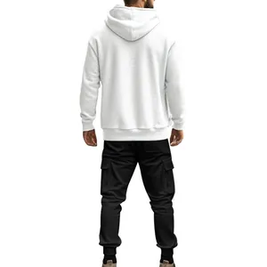 Vue arrière détaillée d'un ensemble sweat à capuche gris épais et pantalon cargo noir