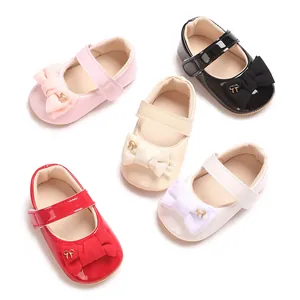 Fünf Paar süße Baby Mary Jane Schuhe mit Schleifen in Rosa, Schwarz, Beige, Rot und Weiß.