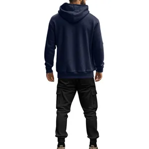 Vue arrière d'un ensemble sweat à capuche bleu marine et pantalon cargo noir pour homme