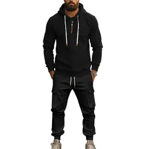 Vue de l'ensemble sweat à capuche noir épais et pantalon de jogging cargo pour hommes