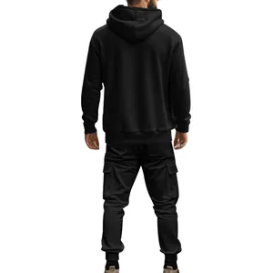 Vue de dos d'un ensemble sweat à capuche noir épais et pantalon cargo assorti pour hommes