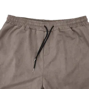 Détail de la taille d'un pantalon en daim pour homme avec cordon de serrage noir réglable