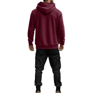 Vue arrière d'un ensemble survêtement homme sweat à capuche bordeaux et pantalon cargo