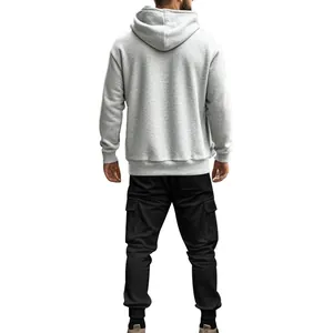 Vue arrière d'un sweat à capuche gris épais et d'un pantalon cargo noir élégant