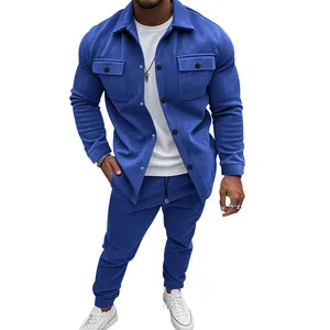 Ensemble deux pièces en daim bleu lourd pour homme avec veste et pantalon décontracté.
