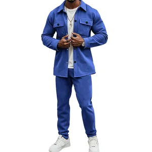 Vue détaillée de l'ensemble veste et pantalon en daim bleu lourd pour homme