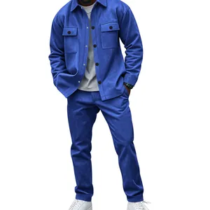 Détail de l'ensemble deux pièces pour homme en daim bleu épais avec veste et pantalon