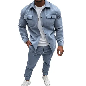 Ensemble 2 pièces en daim lourd pour homme avec veste boutonnée et jogging bleu clair.