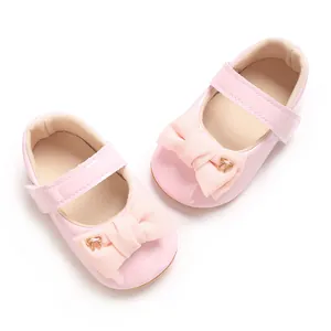 Detailansicht der rosa Baby-Mary-Jane-Schuhe mit weicher Stoffschleife und Goldverzierung