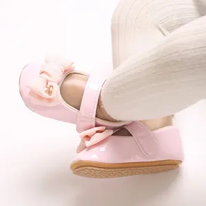 Nahaufnahme von rosa Baby-Mary-Jane-Schuhen mit Schleifenverzierung und PU-Sohle.