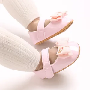 Nahaufnahme der weichen Stoffschleife und des Glanzes an rosa Baby Mary Janes